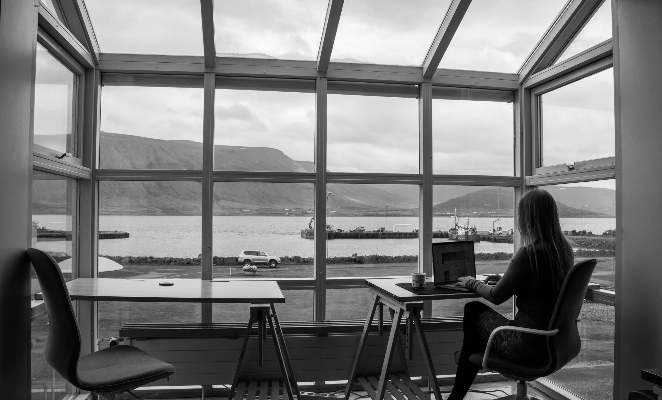 une femme assise à une table avec un ordinateur portable