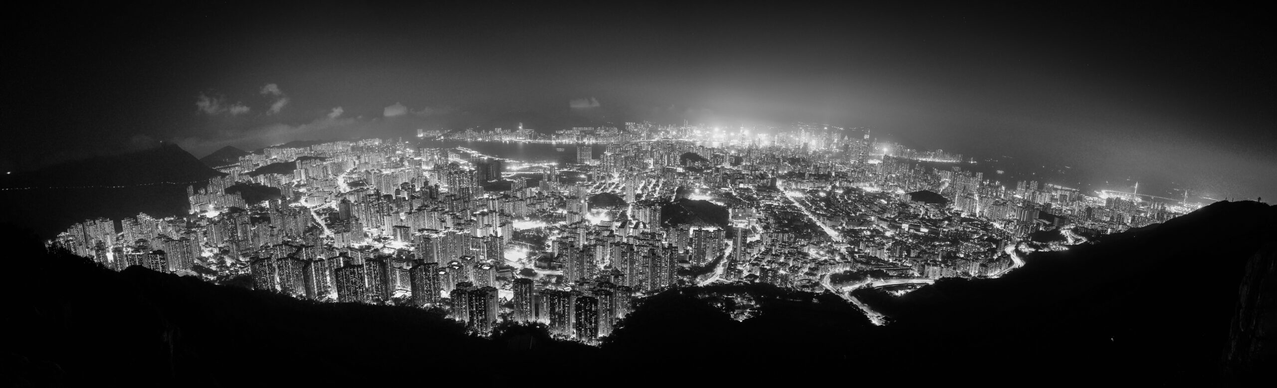 une ville illuminée la nuit